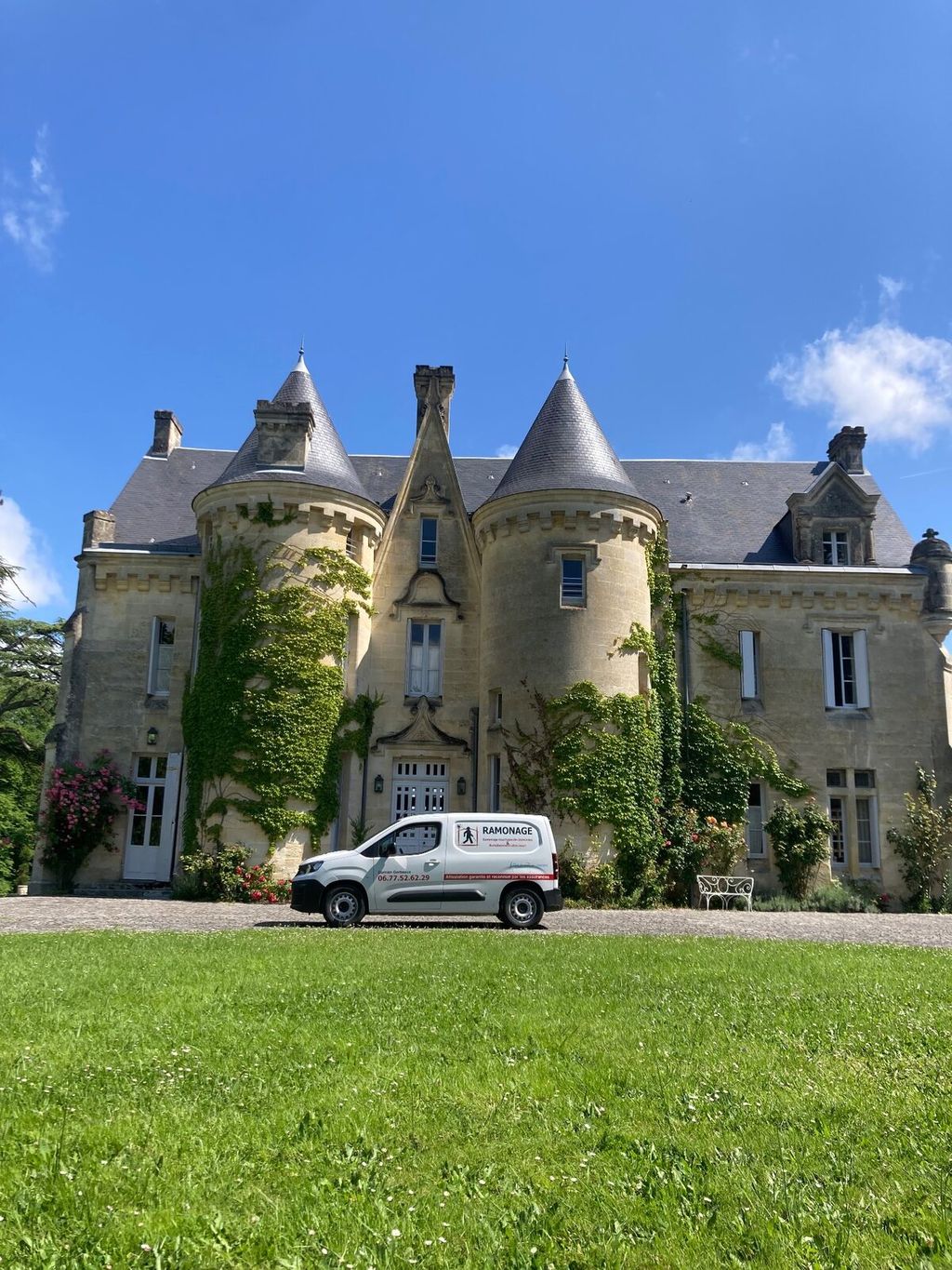 Véhicule de ramonage devant château à Carignan-de-Bordeaux
